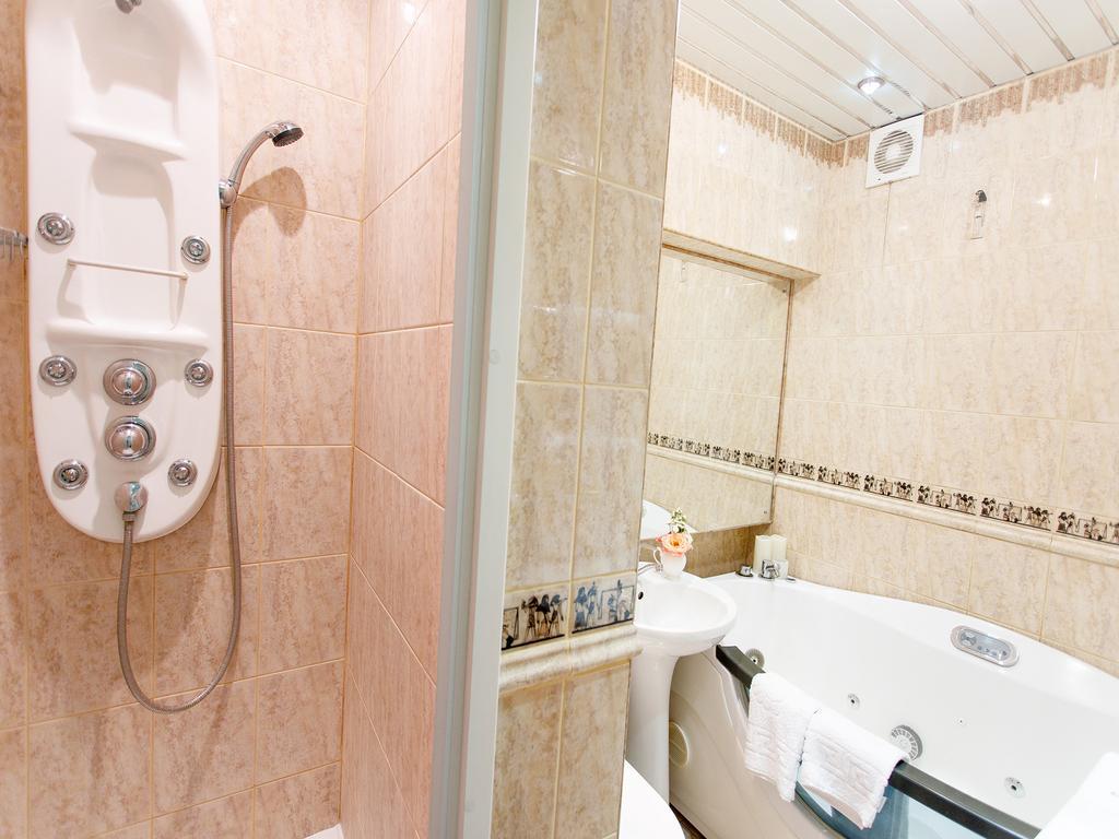 Studio De Luxe With Jacuzzi Sumy Exteriör bild